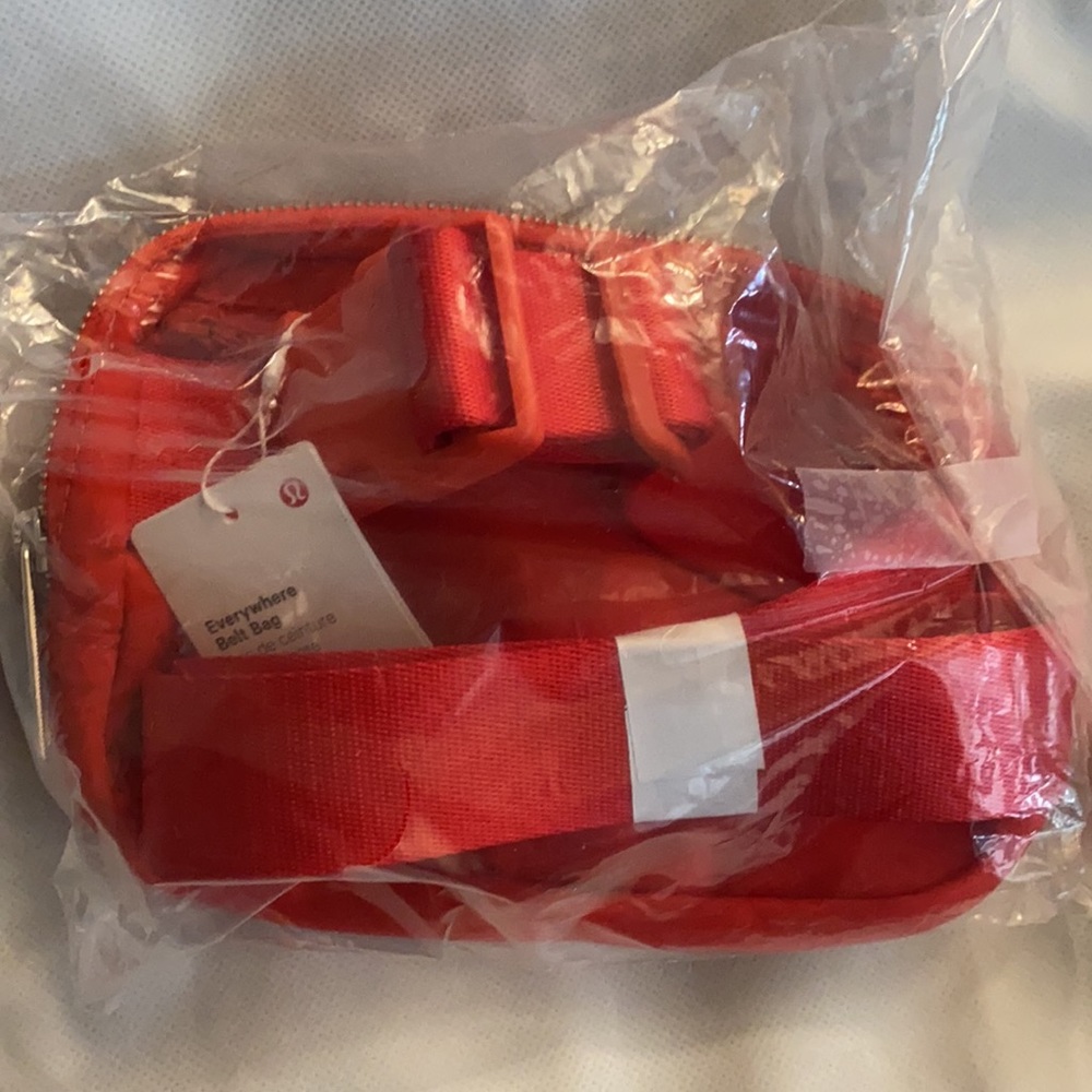 lululemon belt bag love red new with tag - Picture 9 of 10